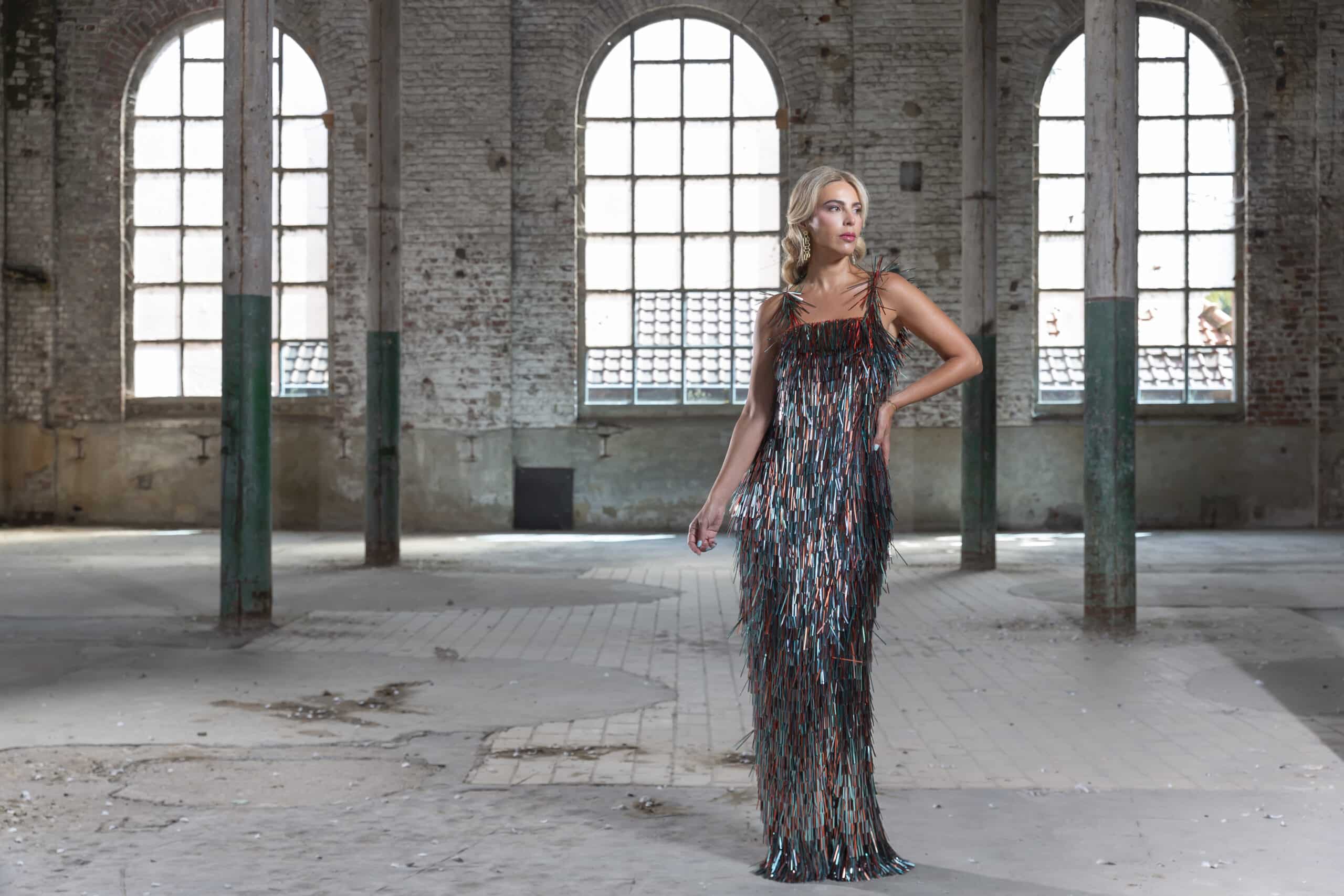 Femme posant pour le shooting photo et vidéo du salon de coiffure Didier & Rosalinde