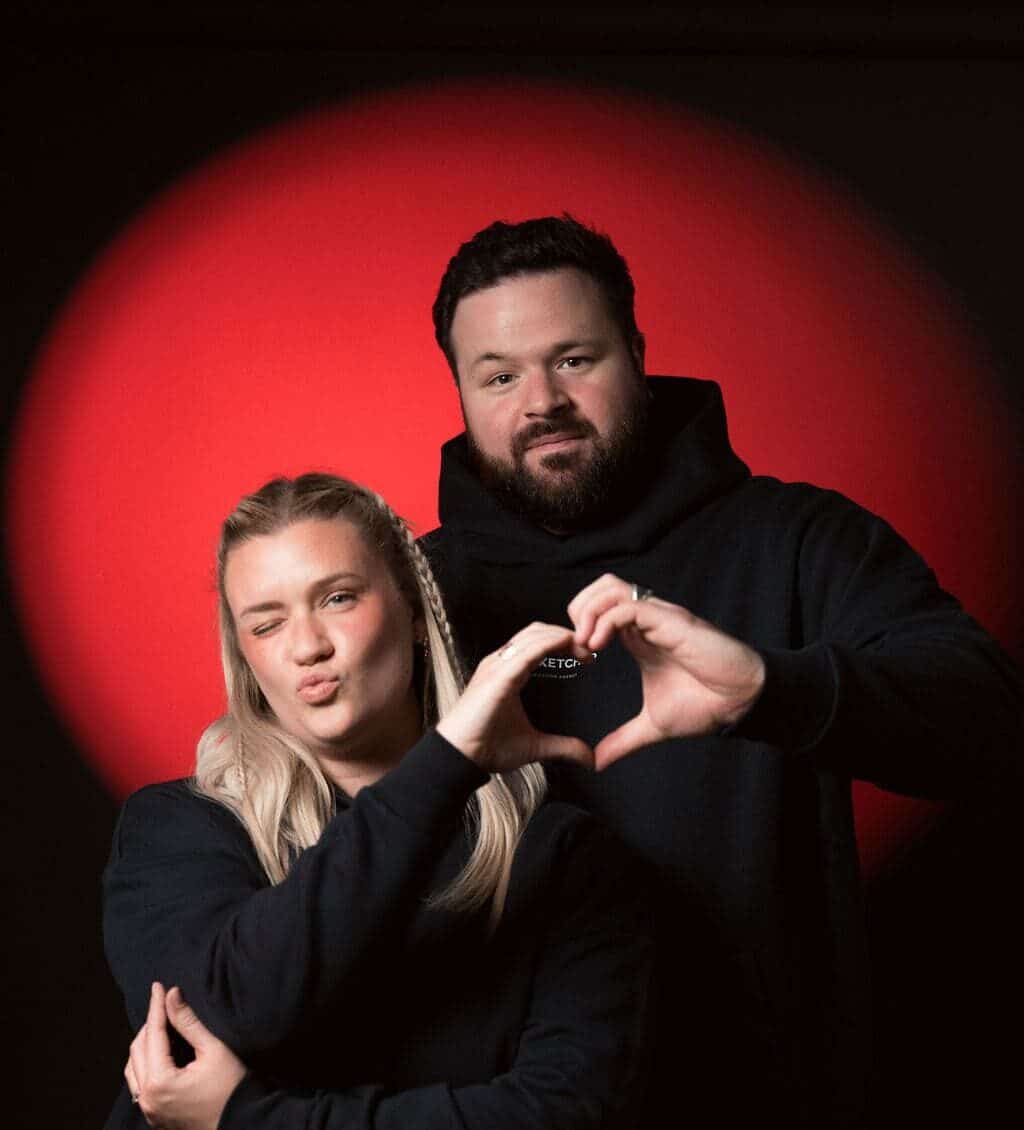 Photo d'Anne-Charlotte, notre community manager et d'Enzo, notre graphiste faisant un coeur avec leurs mains