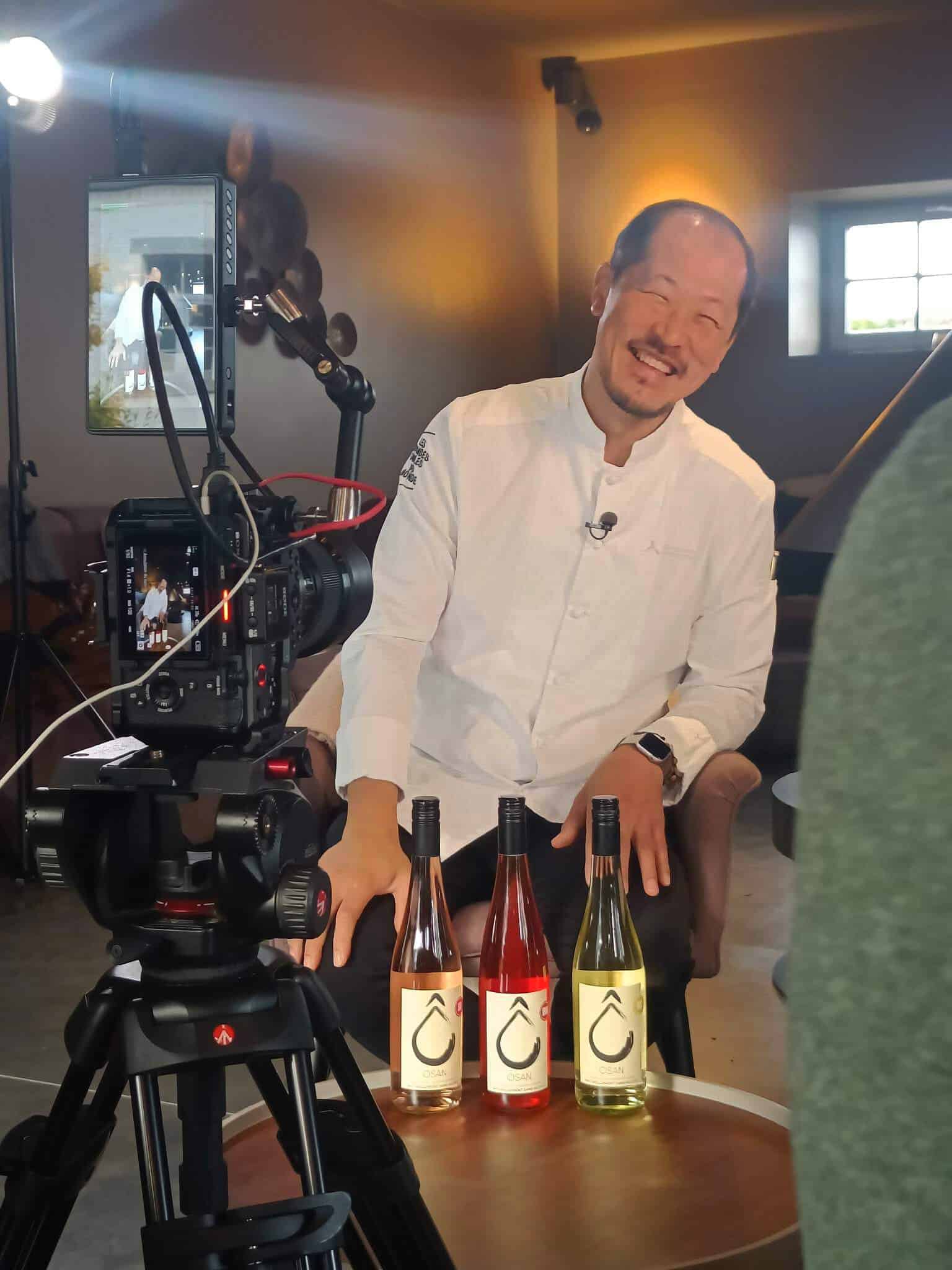 San Gegeimbre en shooting photo avec l'équipe de Curryketchup