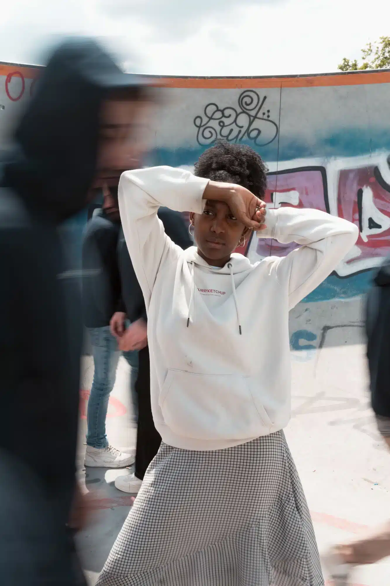 Shooting photo de Kicsy qui pose pour notre site web