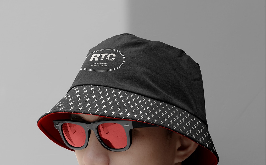 Photo d'un jobiste Rock The City avec un bob et leur logo de la nouvelle identité graphique.