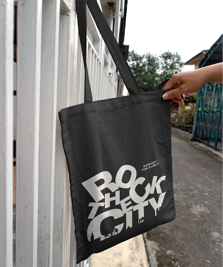Mockup d'un sac goodies Rock The City avec la nouvelle identité graphique.