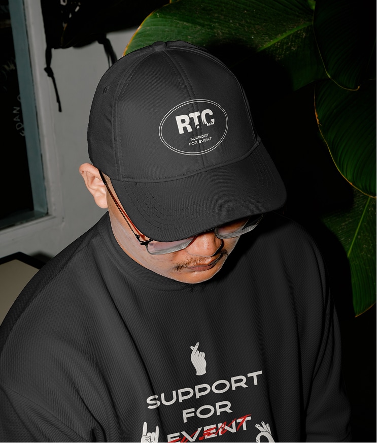 Photo d'un jobiste Rock The City avec une casquette et leur logo de la nouvelle identité graphique.