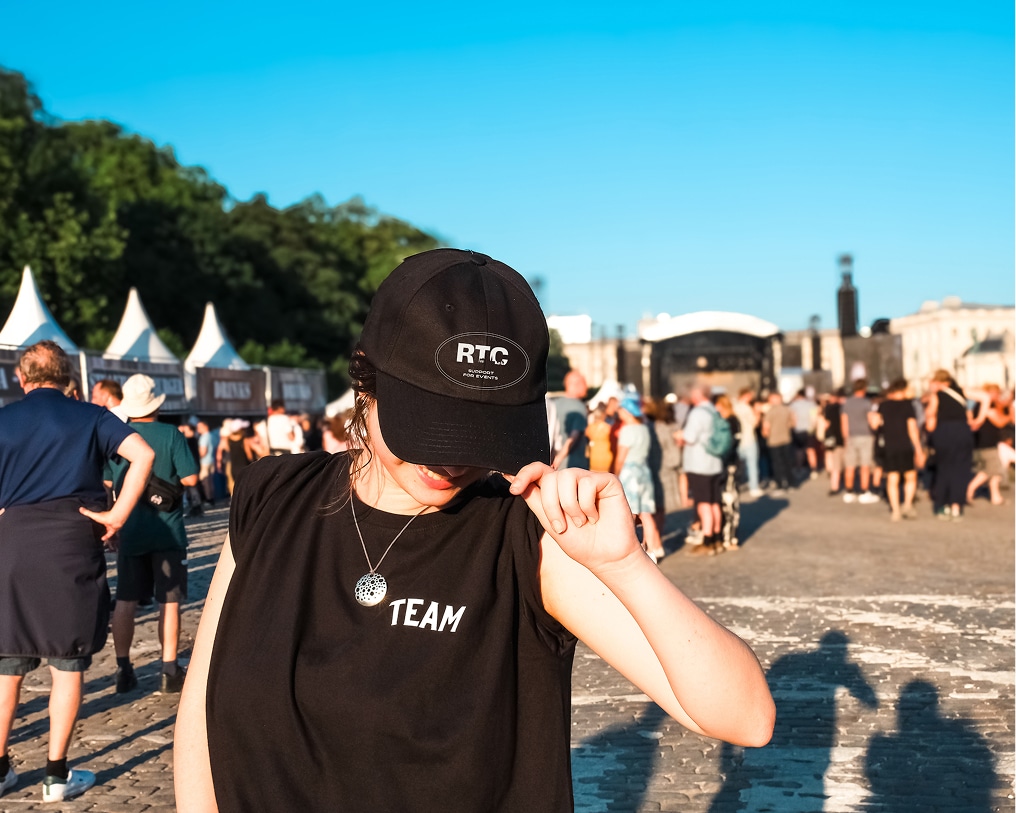 Photo d'une jobiste Rock The City avec la nouvelle identité graphique.