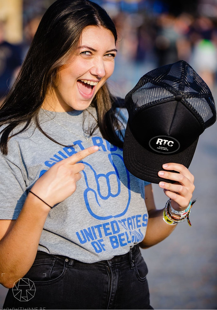 Photo d'une jobiste Rock The City avec la nouvelle identité graphique sur la casquette